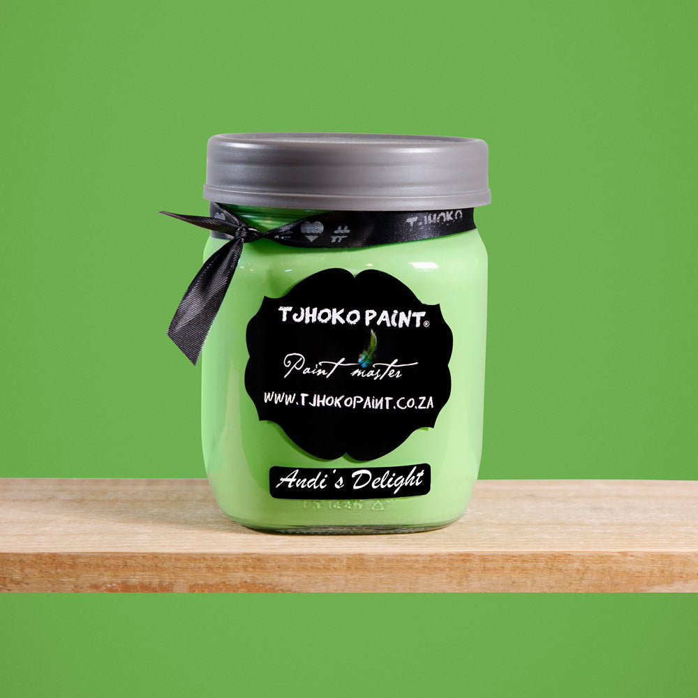 Andi's Delight is a vibrant shade of green, reminiscent of lush meadows and vibrant foliage.