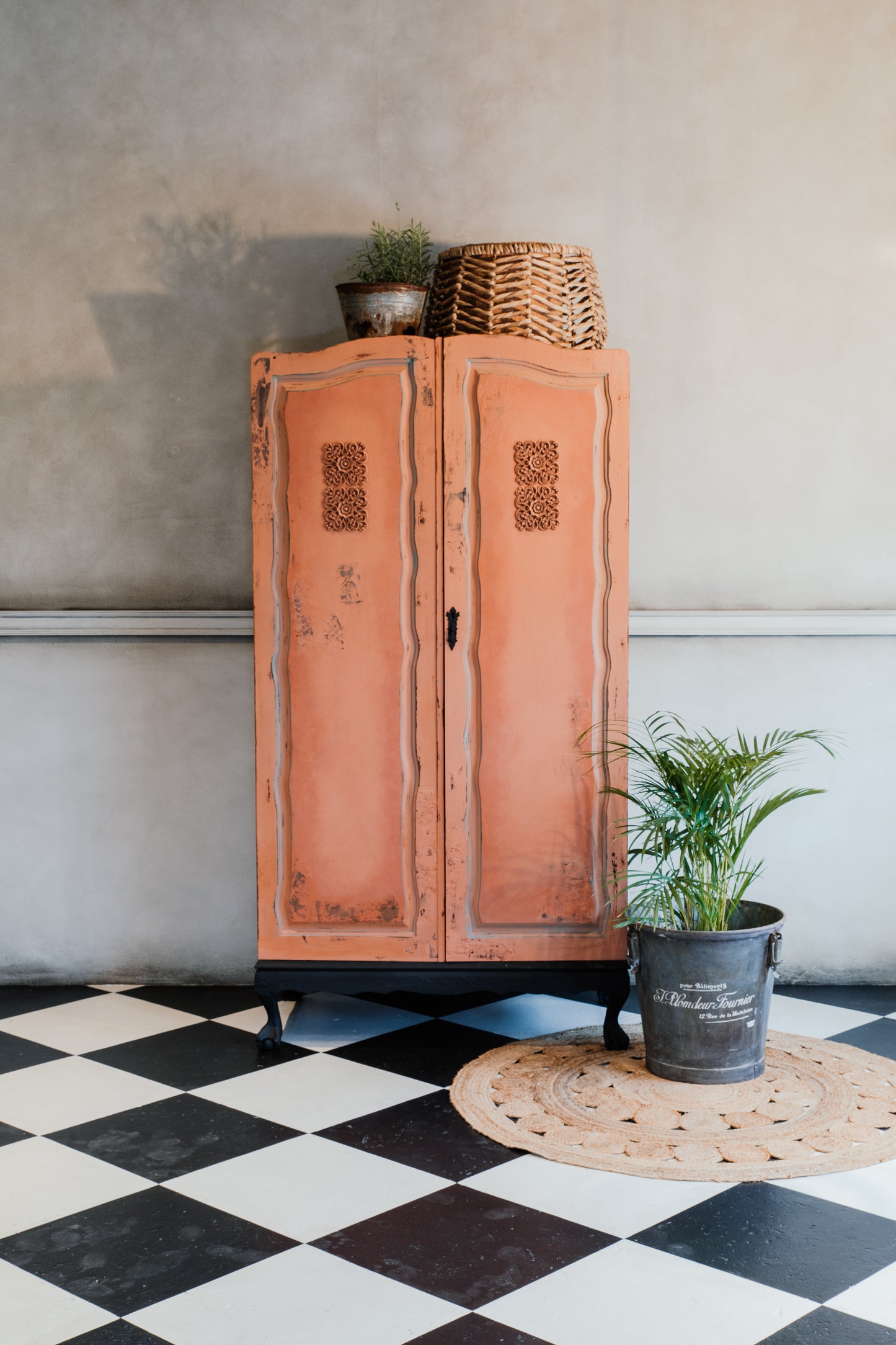 Thinus's Terracotta is a rich, earthy shade of orange reminiscent of sun-baked clay.