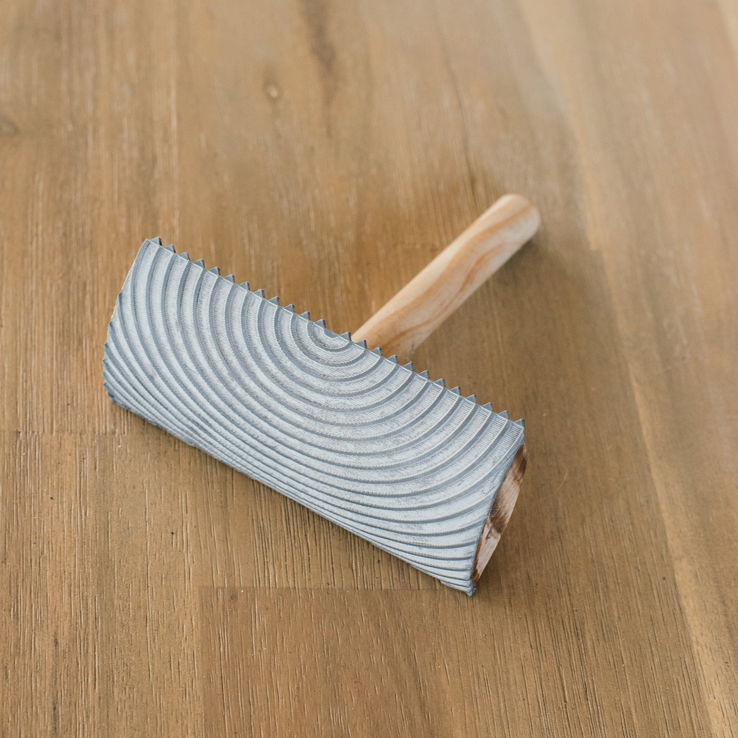 The Tjhoko Wood Graining Tool helps you create beautiful, realistic wood grain effects using just paint and glaze. With its comfortable wooden handle and durable rubber edge, it’s perfect for upcycled furniture, doors, and walls.