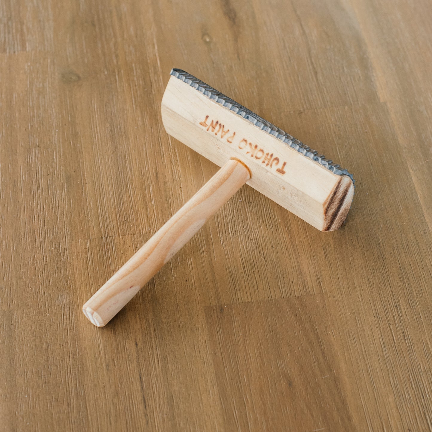 The Tjhoko Wood Graining Tool helps you create beautiful, realistic wood grain effects using just paint and glaze. With its comfortable wooden handle and durable rubber edge, it’s perfect for upcycled furniture, doors, and walls.