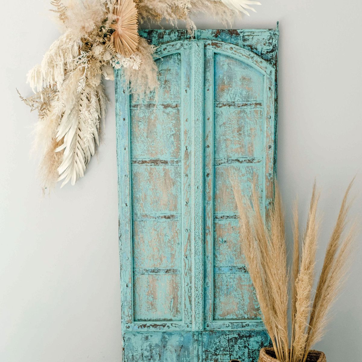 Nade is a soothing shade of aqua green, reminiscent of calm ocean waters.