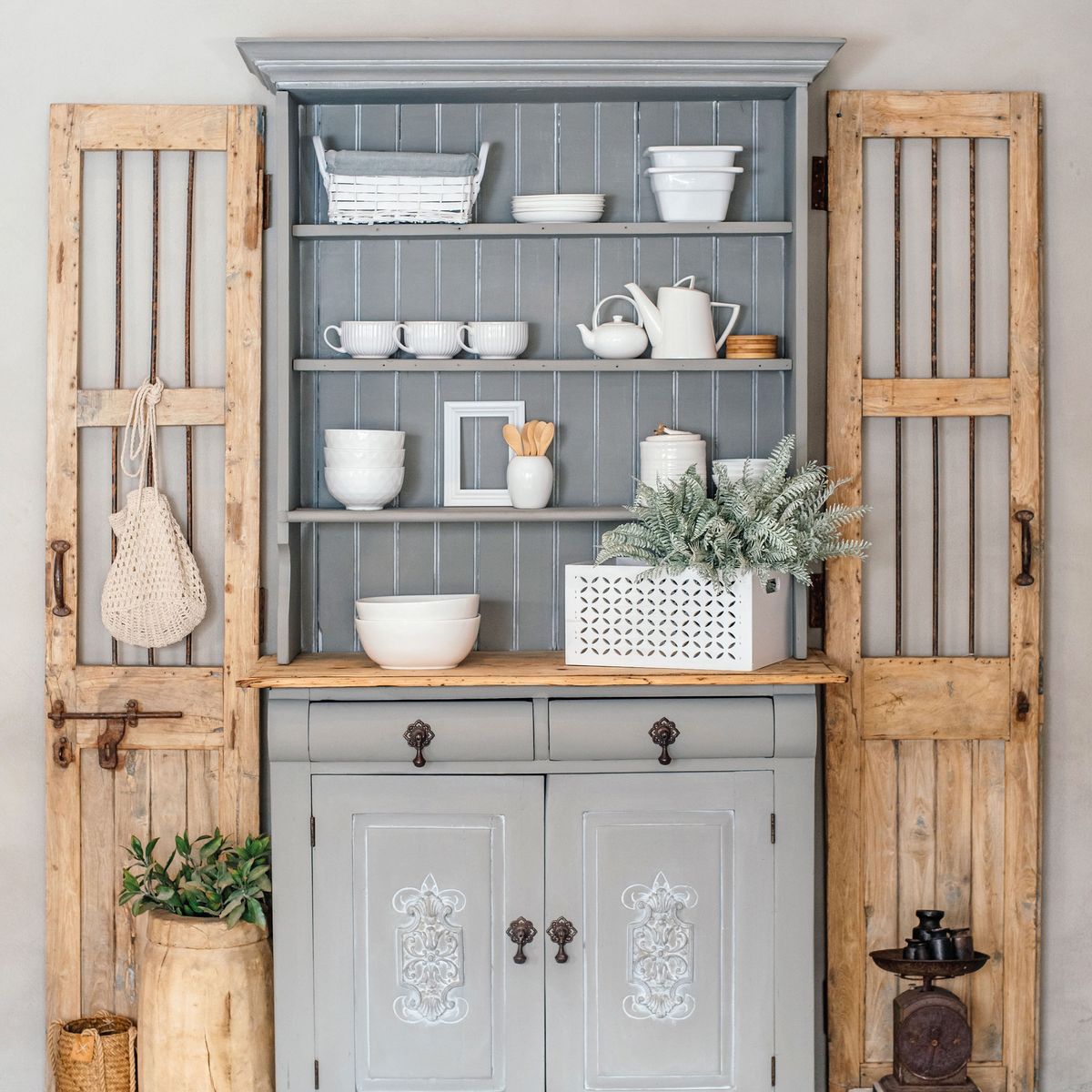 Vinia Stone is a refined shade of taupe with hints of olive undertones. It exudes sophistication and understated luxury, reminiscent of the smooth surface of polished stone.