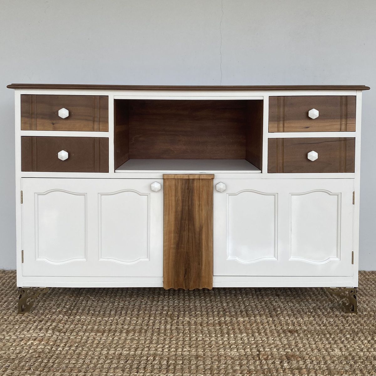 Cloud White is a pristine color, evoking a sense of clarity and cleanliness. 