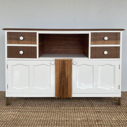 Cloud White is a pristine color, evoking a sense of clarity and cleanliness. 