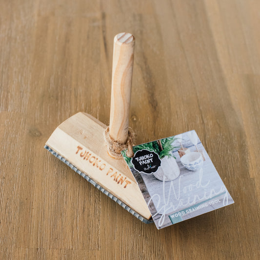 The Tjhoko Wood Graining Tool helps you create beautiful, realistic wood grain effects using just paint and glaze. With its comfortable wooden handle and durable rubber edge, it’s perfect for upcycled furniture, doors, and walls.